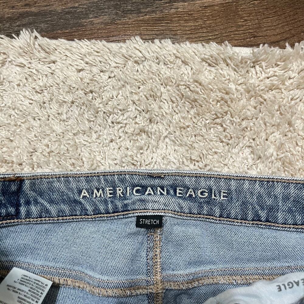 American Eagle Size 2 Short Light Wash High-Rise Mom Straight Jeans - Picture 5 of 7